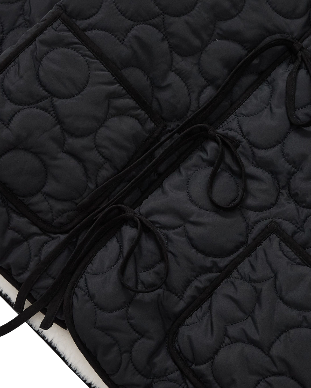 BLACK IVORY REVERSIBLE FLOWER QUILTED JEOGORI FLEECE